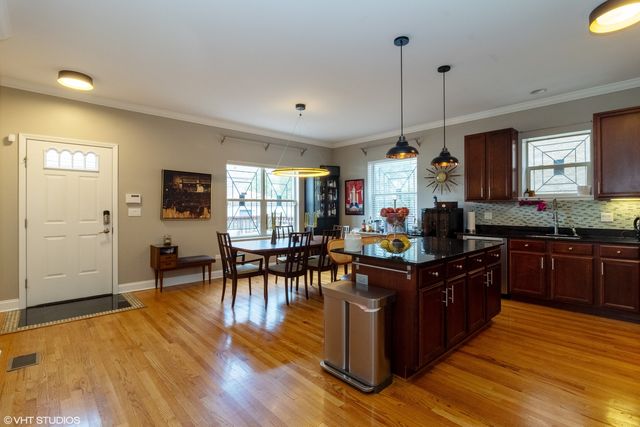 2042 W Warren Boulevard, Chicago, IL 60612