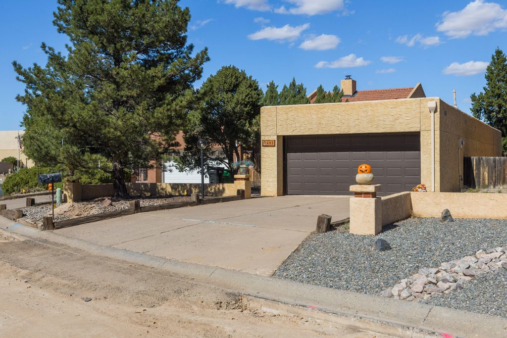 643 LAKEVIEW Circle SE, Rio Rancho, NM 87124
