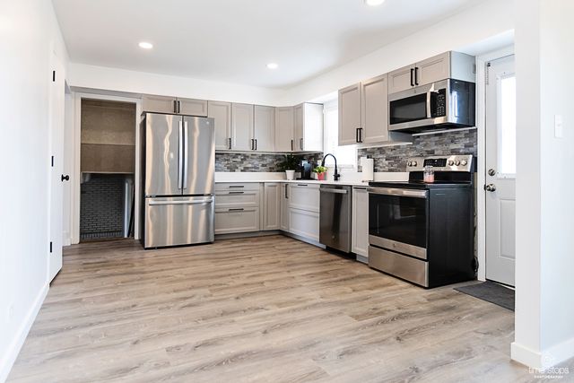 8336 Mending Wall Drive, Woodridge, IL 60517