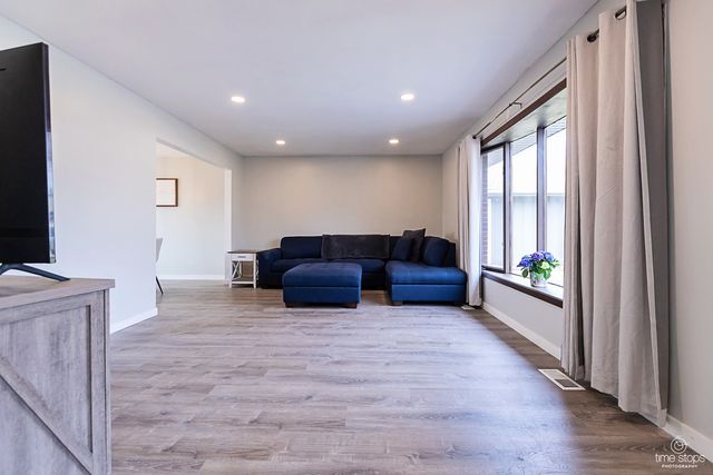 8336 Mending Wall Drive, Woodridge, IL 60517