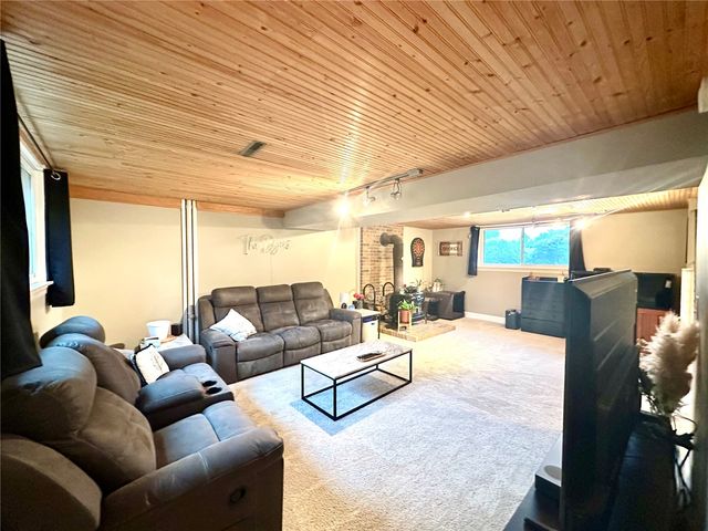 1612 Parkwood Lane NE, Cedar Rapids, IA 52402