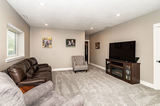 906 Baldwin Street, Maxwell, IA 50161