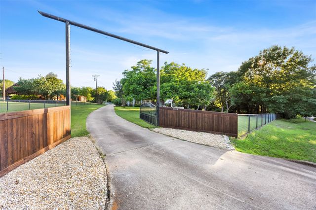 1044 E Woodridge Road, Waxahachie, TX 75165