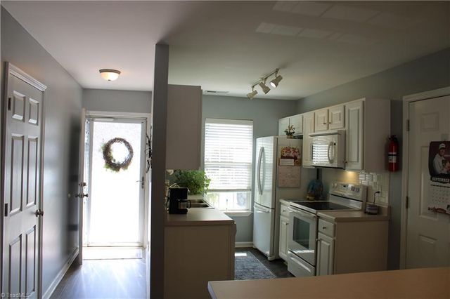 2942 Hyde Place Circle, Winston-salem, NC 27103