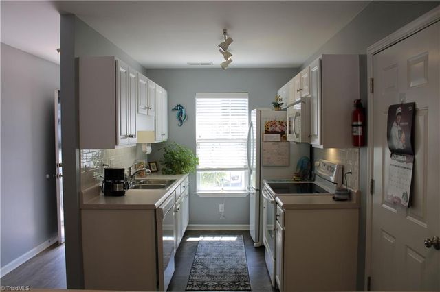 2942 Hyde Place Circle, Winston-salem, NC 27103
