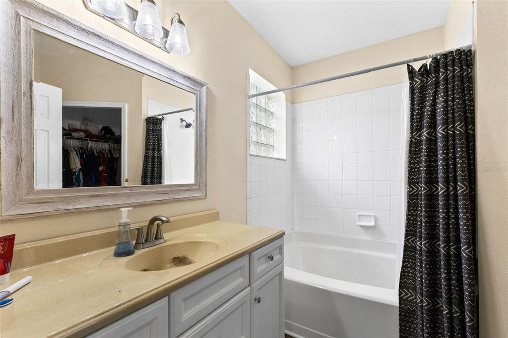 Image 13 of property listing at 2620 WOODS EDGE CIRCLE, Orlando, FL 32817
