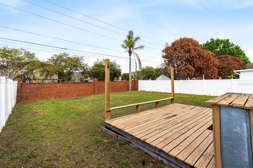 Image 18 of property listing at 2620 WOODS EDGE CIRCLE, Orlando, FL 32817