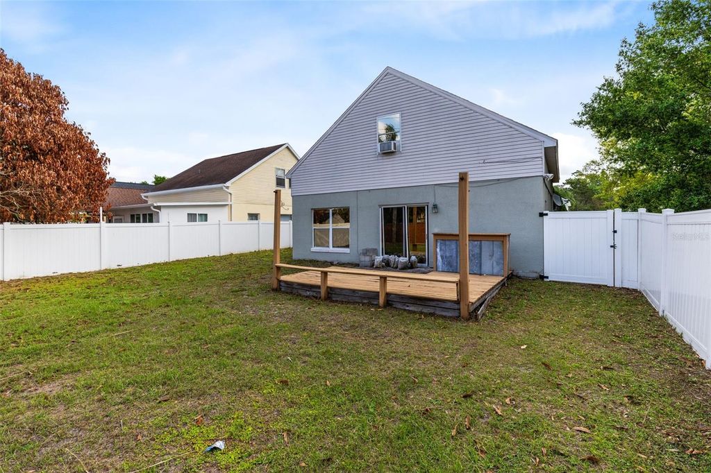 Image 19 of property listing at 2620 WOODS EDGE CIRCLE, Orlando, FL 32817