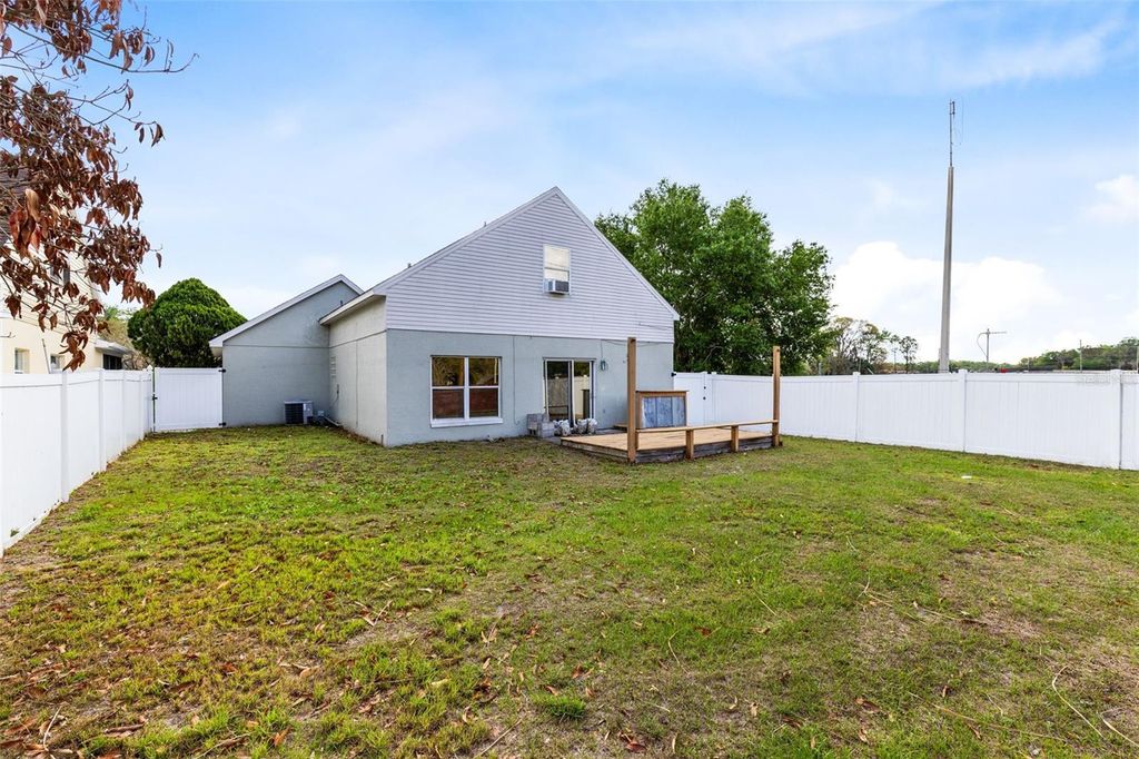 Image 20 of property listing at 2620 WOODS EDGE CIRCLE, Orlando, FL 32817
