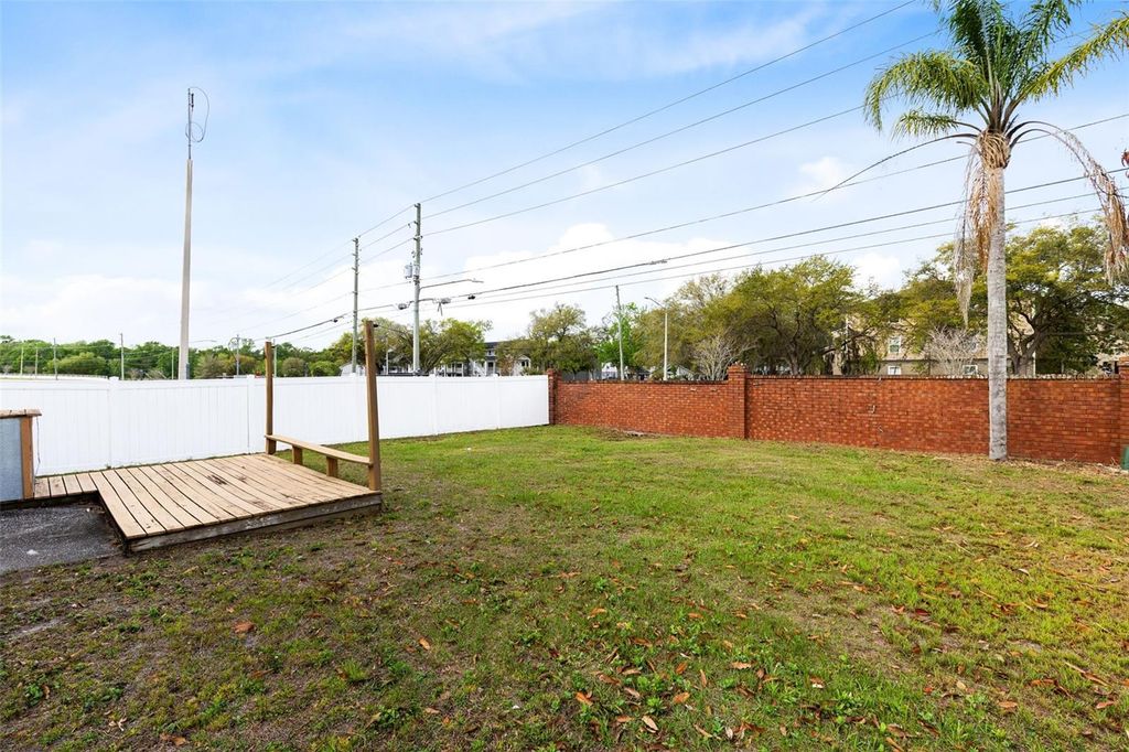 Image 21 of property listing at 2620 WOODS EDGE CIRCLE, Orlando, FL 32817