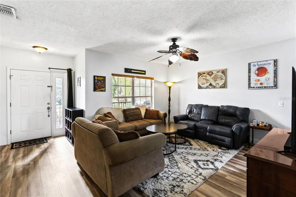 Image 6 of property listing at 2620 WOODS EDGE CIRCLE, Orlando, FL 32817