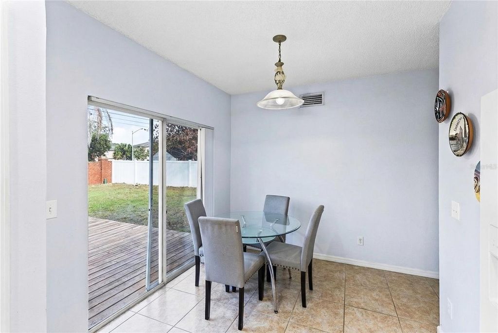 Image 8 of property listing at 2620 WOODS EDGE CIRCLE, Orlando, FL 32817