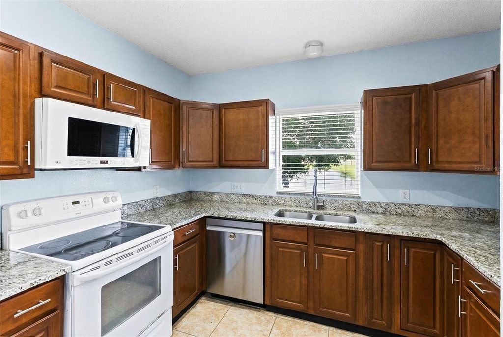Image 10 of property listing at 2620 WOODS EDGE CIRCLE, Orlando, FL 32817