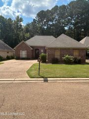 104 Meadowcreek Drive, Brandon, MS 39042