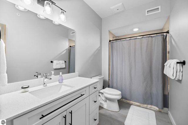 225 E Seventeenth Street # 3C, Traverse City, MI 49684