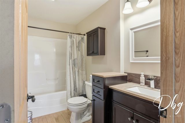 233 W Hawthorne Drive, Round Lake Beach, IL 60073