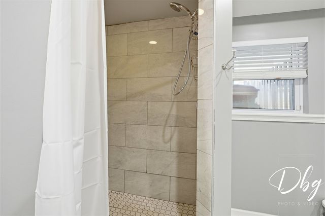 233 W Hawthorne Drive, Round Lake Beach, IL 60073