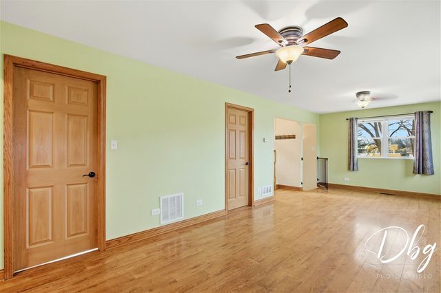 233 W Hawthorne Drive, Round Lake Beach, IL 60073