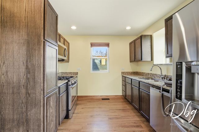 233 W Hawthorne Drive, Round Lake Beach, IL 60073