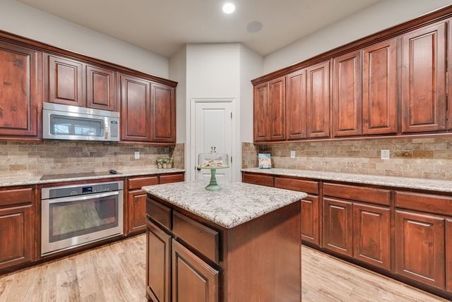 311 Covington Lane, Ovilla, TX 75154
