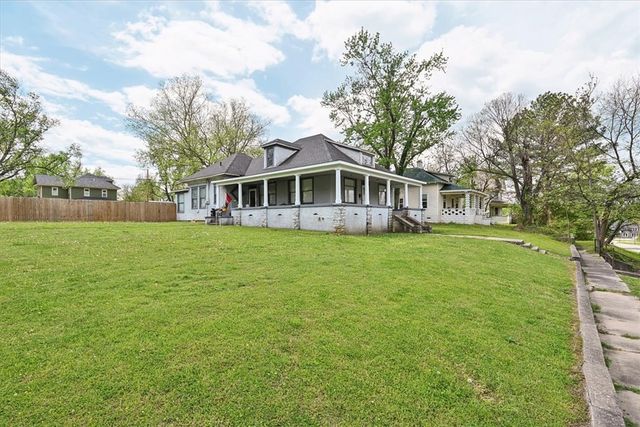 620 E Twin Springs, Siloam Springs, AR 72761
