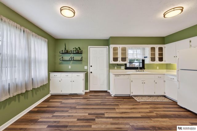 810 S Grandview Avenue, Papillion, NE 68046