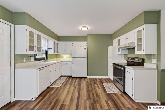 810 S Grandview Avenue, Papillion, NE 68046