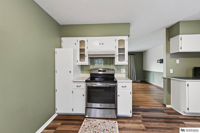 810 S Grandview Avenue, Papillion, NE 68046