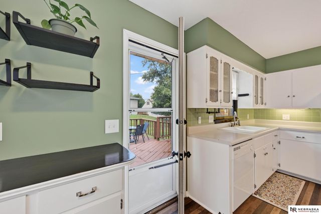810 S Grandview Avenue, Papillion, NE 68046