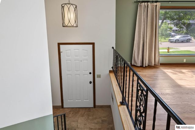 810 S Grandview Avenue, Papillion, NE 68046