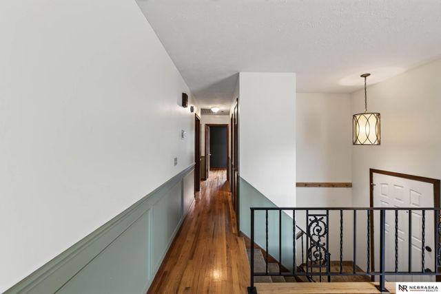 810 S Grandview Avenue, Papillion, NE 68046