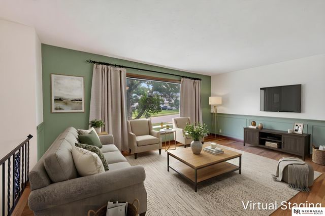 810 S Grandview Avenue, Papillion, NE 68046