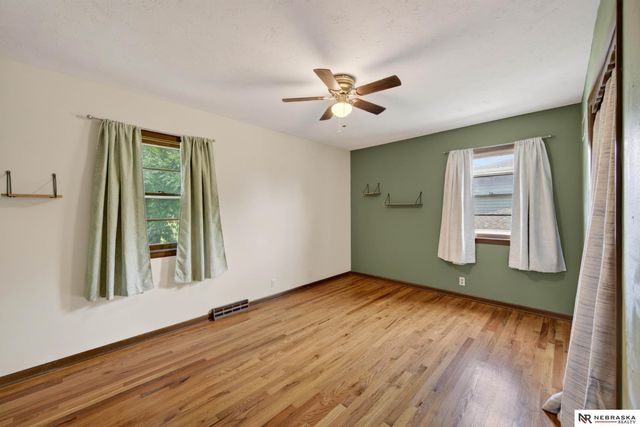 810 S Grandview Avenue, Papillion, NE 68046