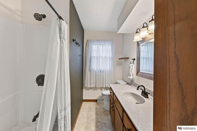 810 S Grandview Avenue, Papillion, NE 68046