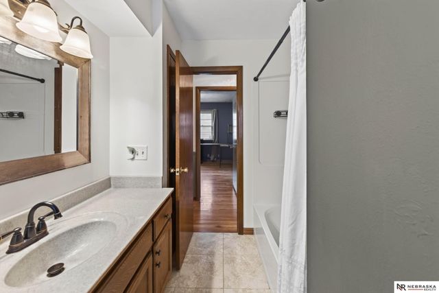 810 S Grandview Avenue, Papillion, NE 68046