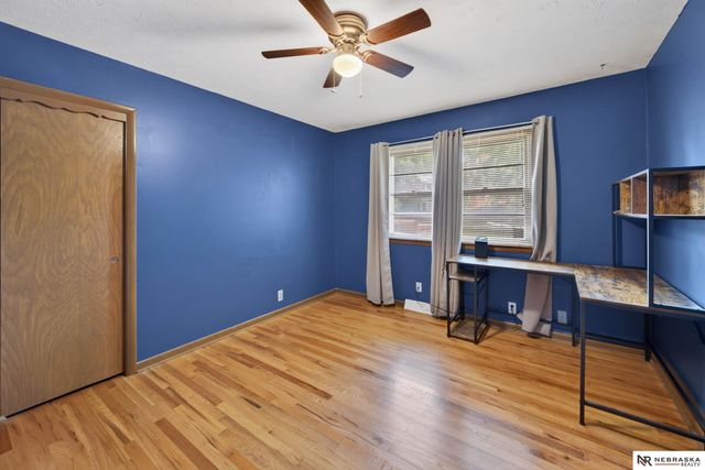 810 S Grandview Avenue, Papillion, NE 68046