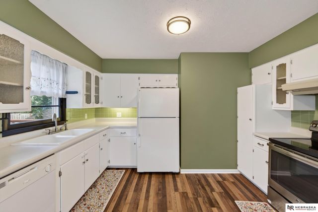 810 S Grandview Avenue, Papillion, NE 68046