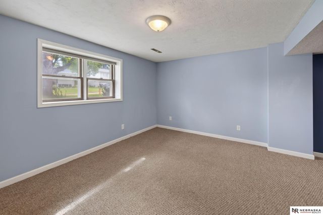 810 S Grandview Avenue, Papillion, NE 68046
