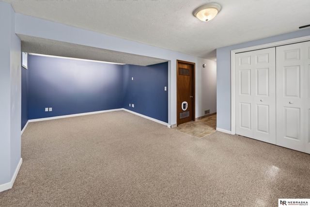 810 S Grandview Avenue, Papillion, NE 68046