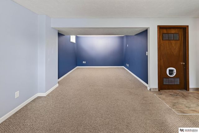 810 S Grandview Avenue, Papillion, NE 68046