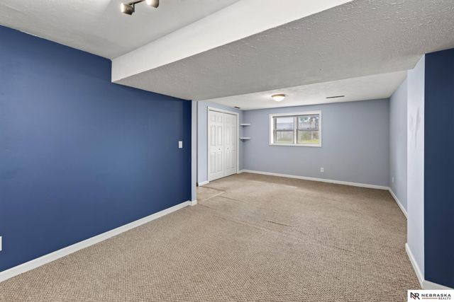 810 S Grandview Avenue, Papillion, NE 68046