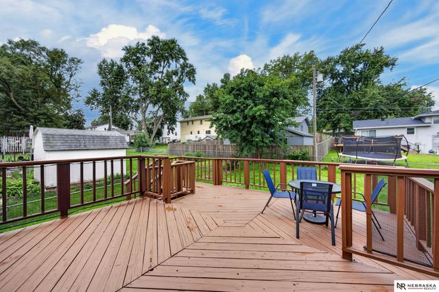810 S Grandview Avenue, Papillion, NE 68046