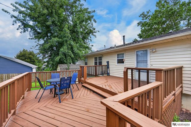 810 S Grandview Avenue, Papillion, NE 68046