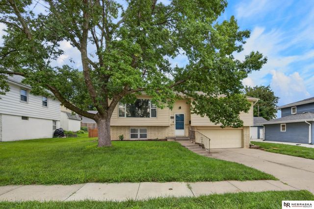 810 S Grandview Avenue, Papillion, NE 68046