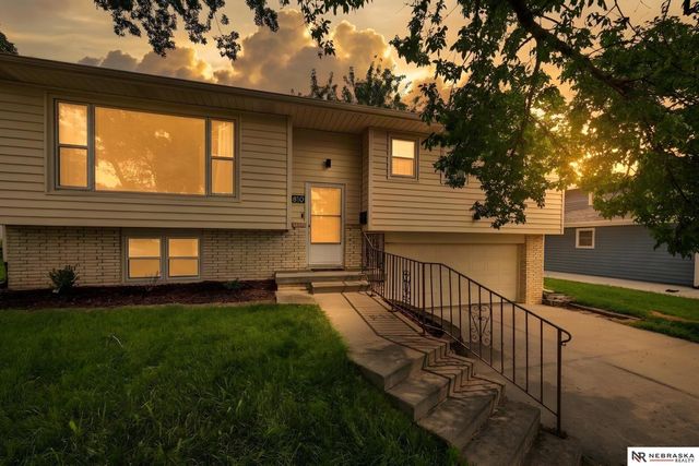 810 S Grandview Avenue, Papillion, NE 68046