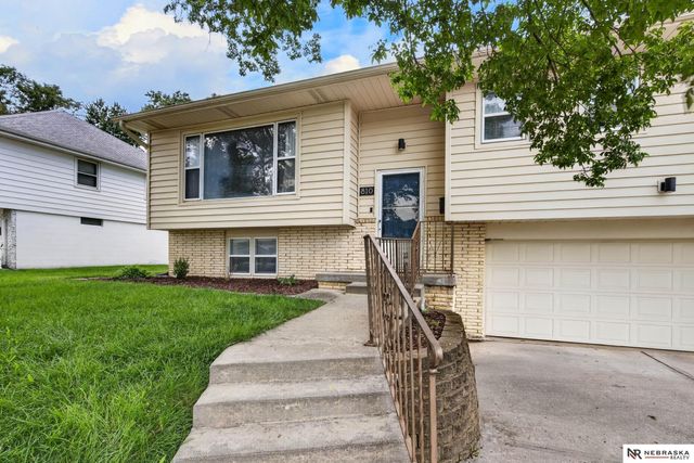 810 S Grandview Avenue, Papillion, NE 68046