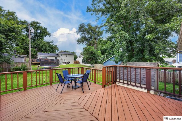 810 S Grandview Avenue, Papillion, NE 68046