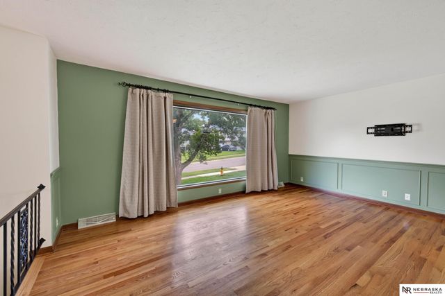 810 S Grandview Avenue, Papillion, NE 68046