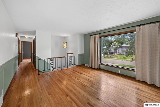 810 S Grandview Avenue, Papillion, NE 68046