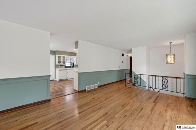 810 S Grandview Avenue, Papillion, NE 68046